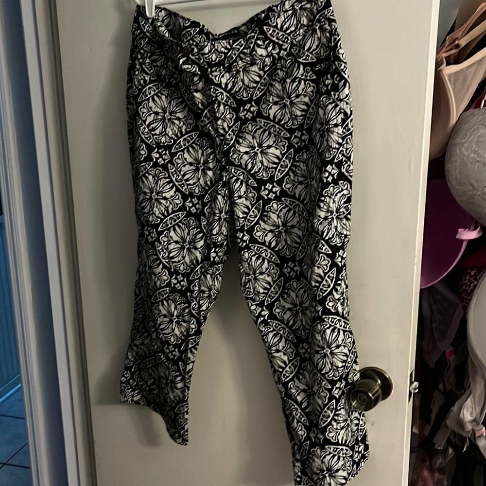 Bandolinoblu black and white capris with 4 pockets size 14
